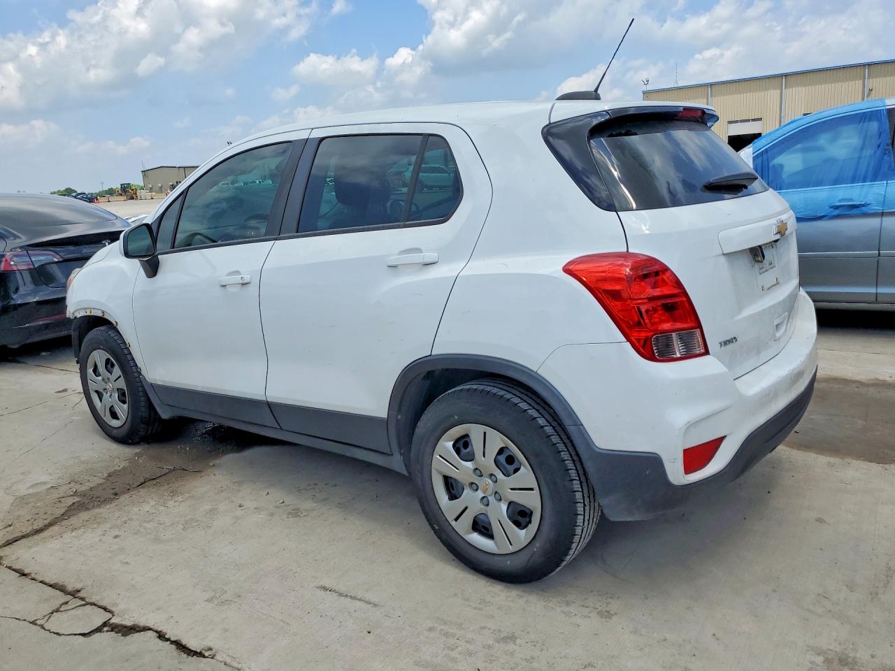 2018 CHEVROLET TRAX LS photo 3