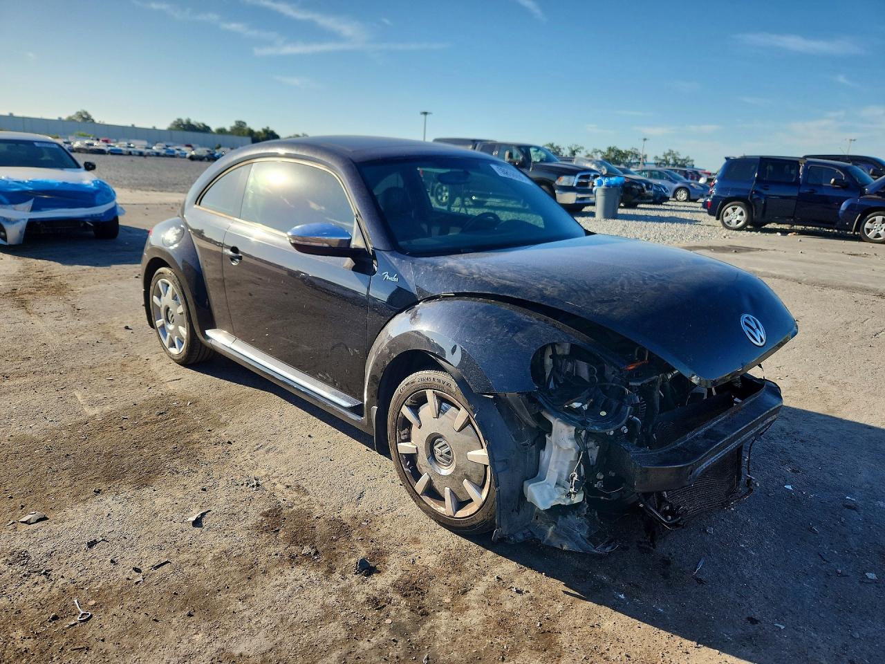 2013 VOLKSWAGEN BEETLE photo 4