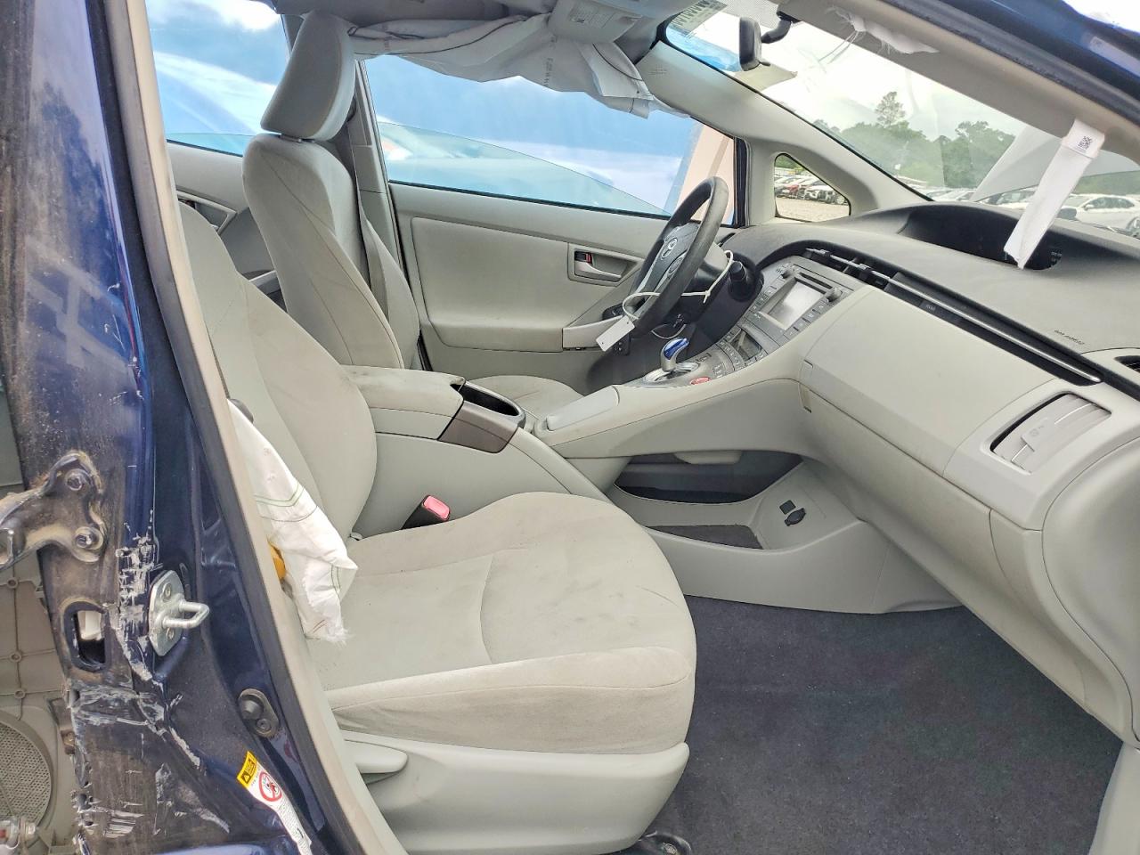 2013 TOYOTA PRIUS THREE photo 13