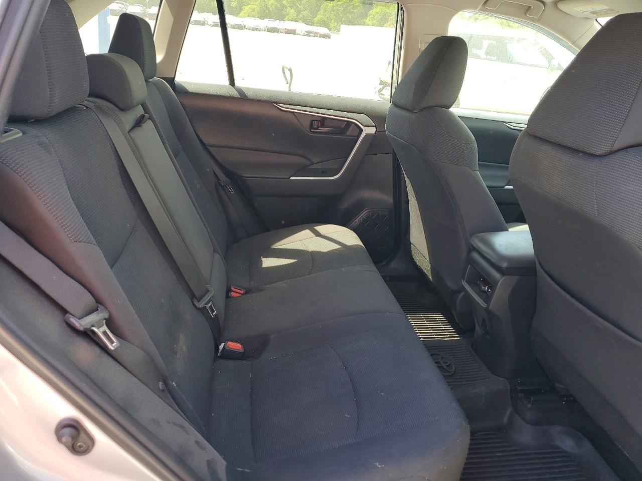 2021 TOYOTA RAV4 LE photo 31