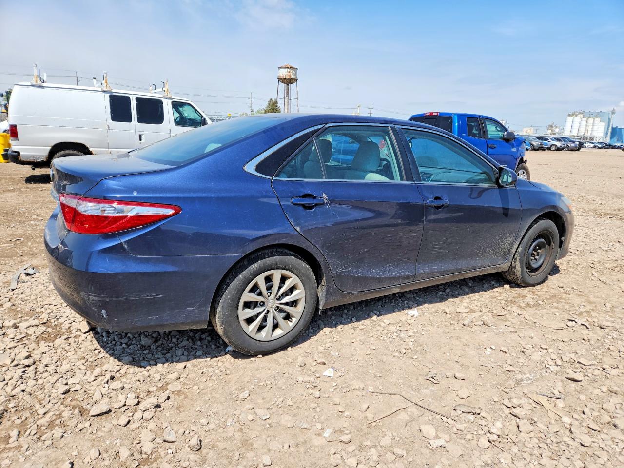 2015 TOYOTA CAMRY LE photo 3
