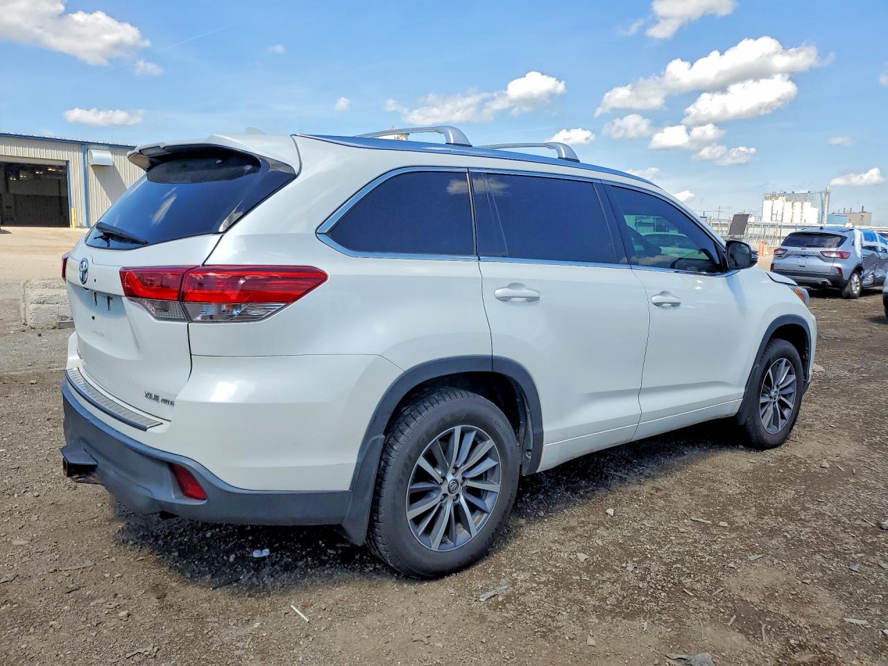 2018 TOYOTA HIGHLANDER XLE photo 7