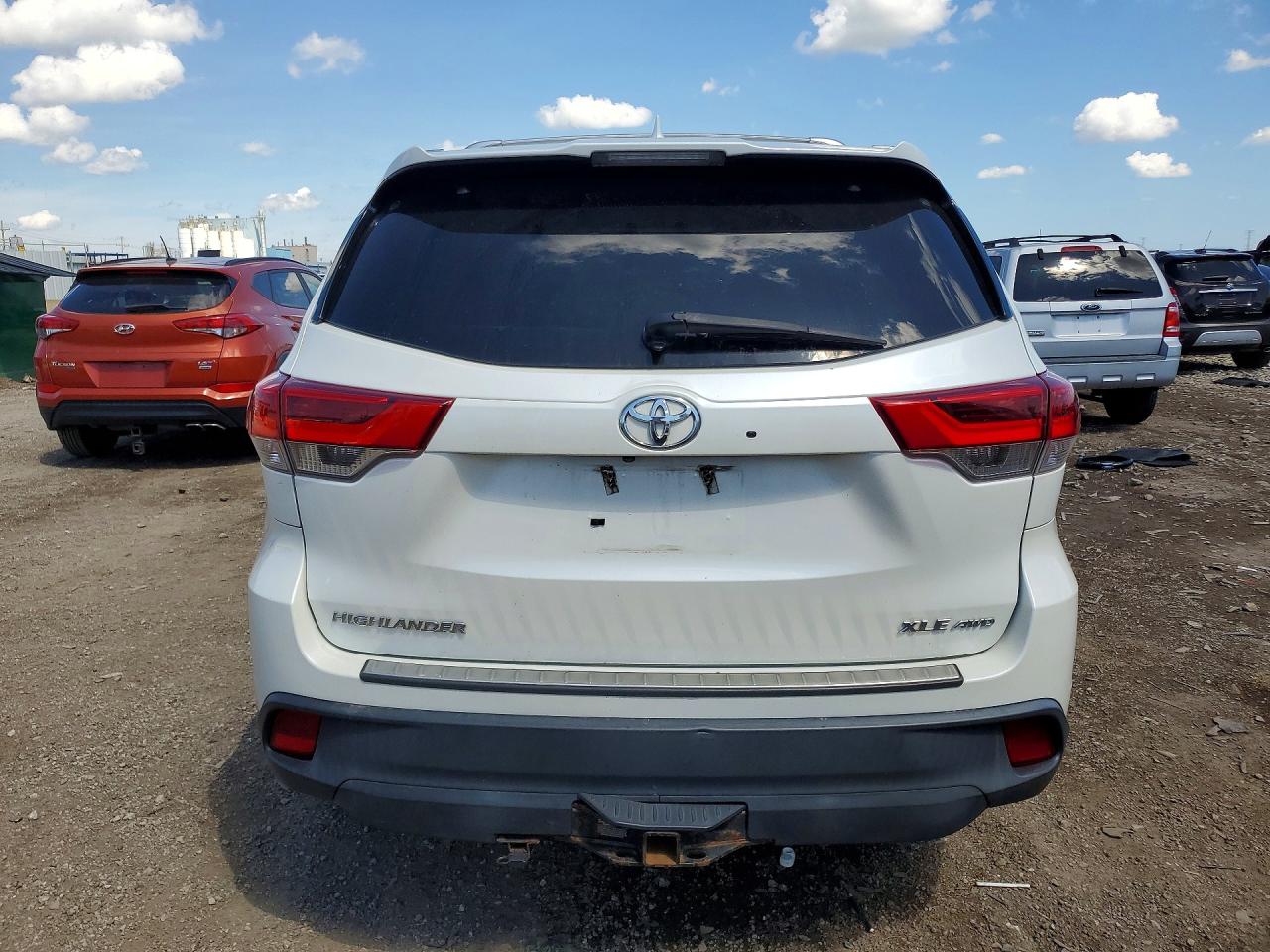 2018 TOYOTA HIGHLANDER XLE photo 16