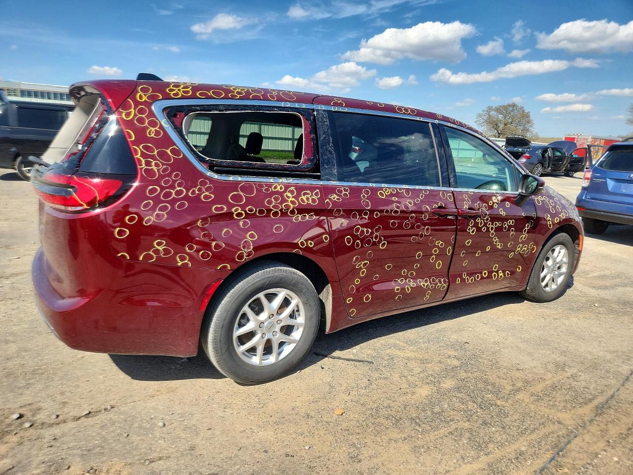 2023 CHRYSLER PACIFICA TOURING L photo 3