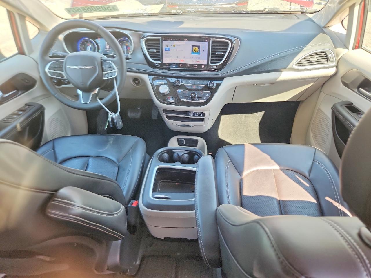 2023 CHRYSLER PACIFICA TOURING L photo 8