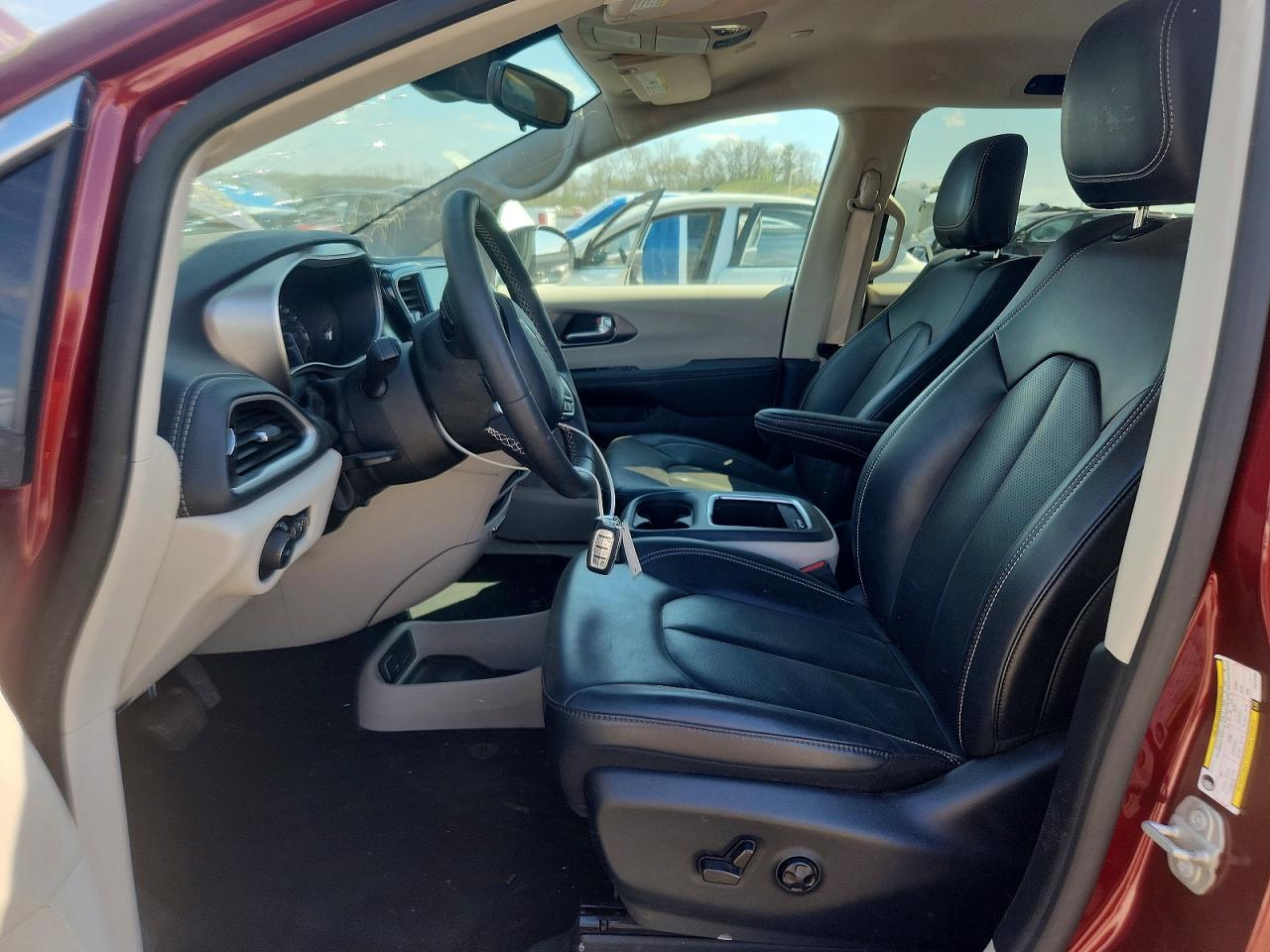 2023 CHRYSLER PACIFICA TOURING L photo 7