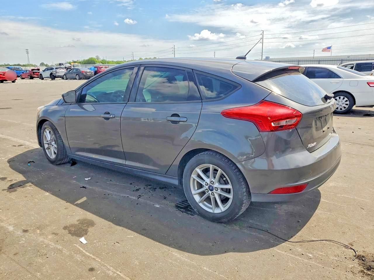 2015 FORD FOCUS SE photo 2