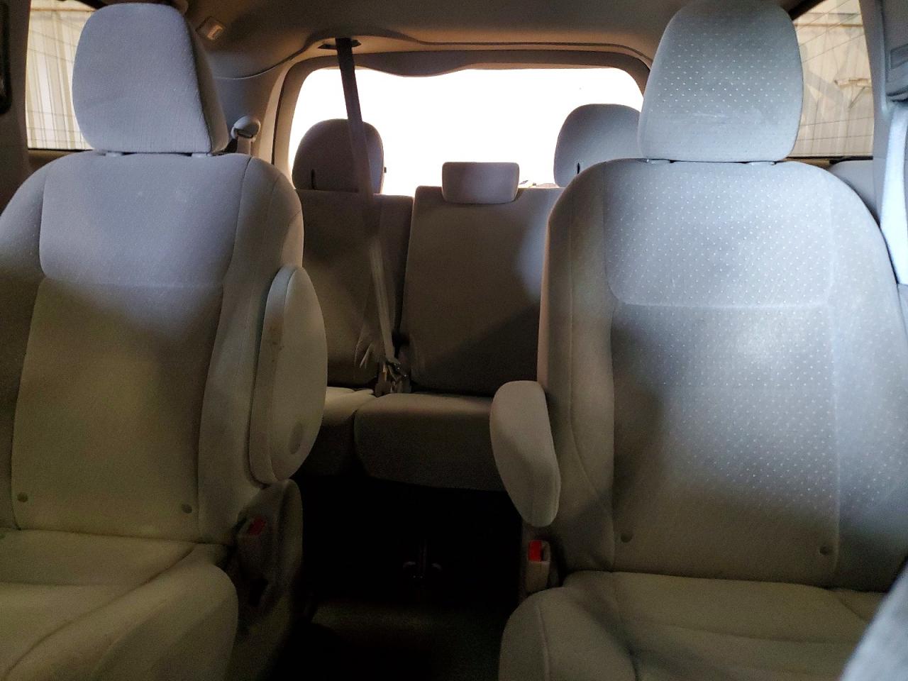 2015 TOYOTA SIENNA LE photo 10