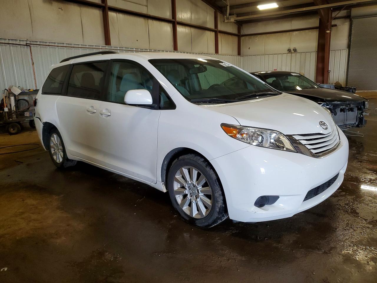 2015 TOYOTA SIENNA LE photo 4