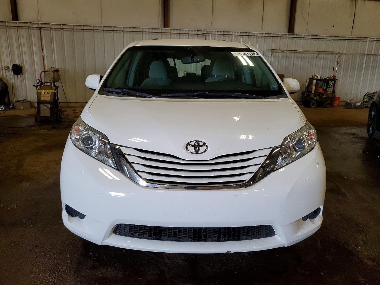 2015 TOYOTA SIENNA LE photo 5