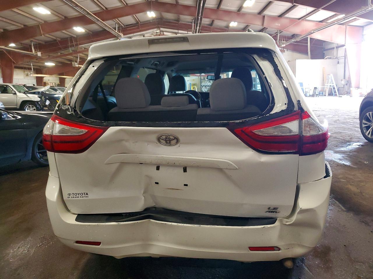2015 TOYOTA SIENNA LE photo 6