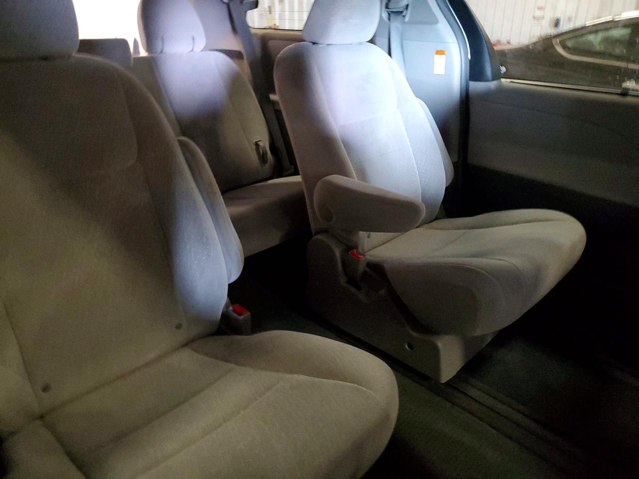 2015 TOYOTA SIENNA LE photo 11