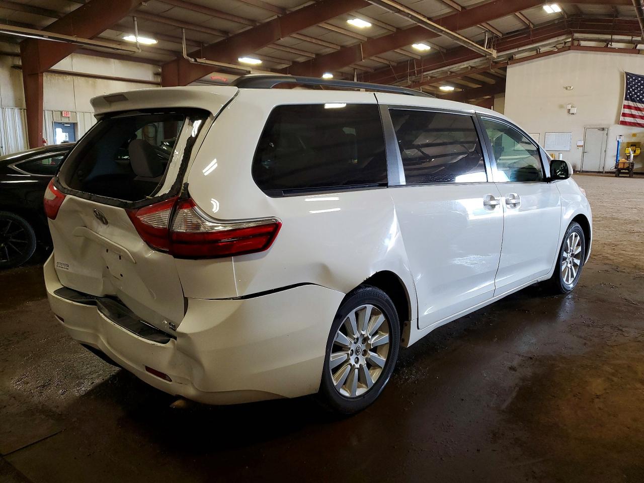 2015 TOYOTA SIENNA LE photo 3