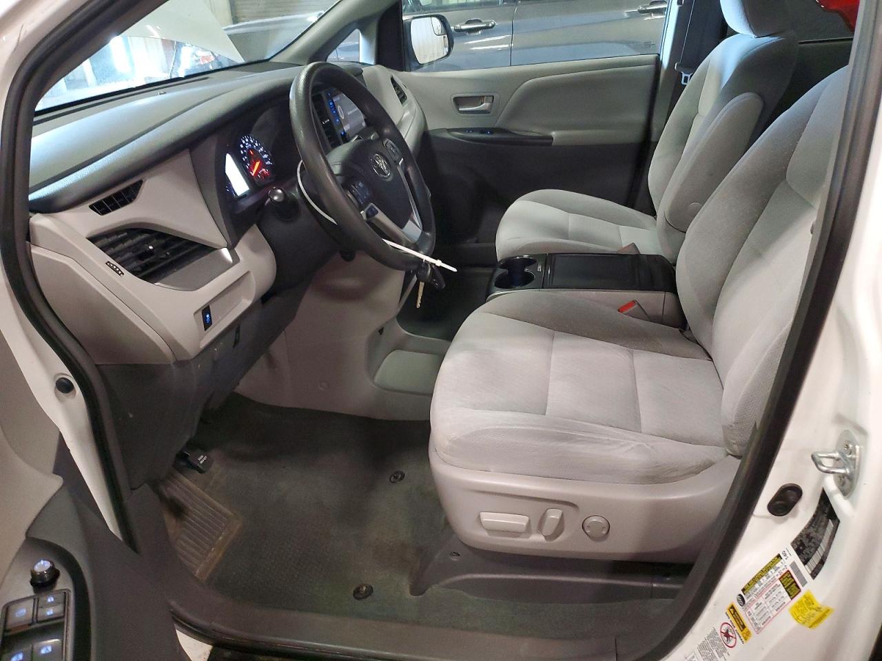 2015 TOYOTA SIENNA LE photo 7