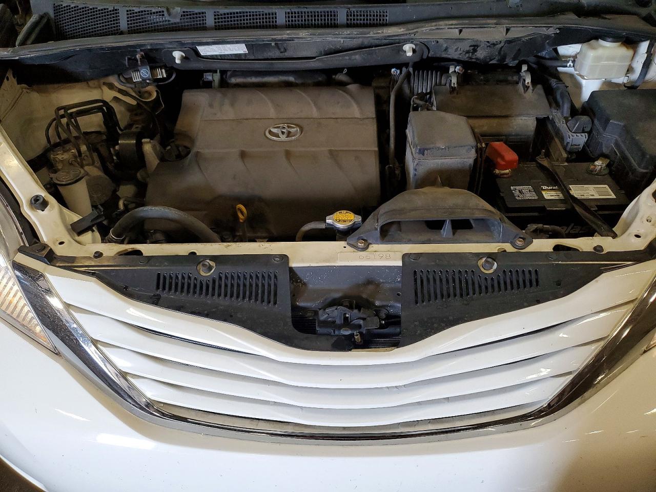 2015 TOYOTA SIENNA LE photo 12