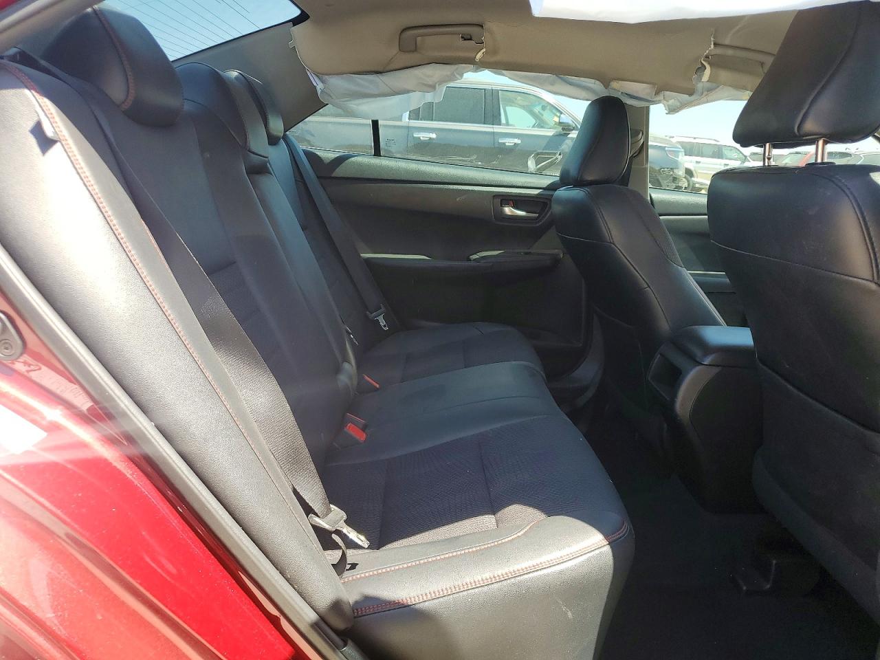 2016 TOYOTA CAMRY SE photo 19