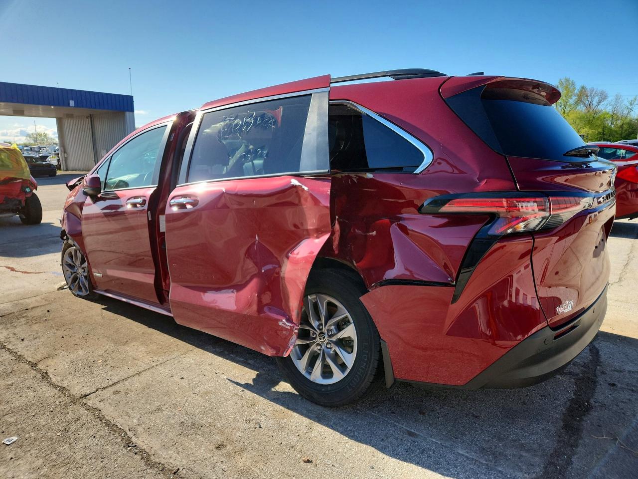 2021 TOYOTA SIENNA XLE photo 4