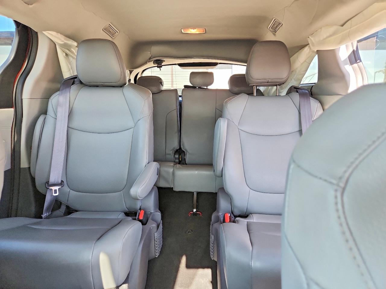 2021 TOYOTA SIENNA XLE photo 28