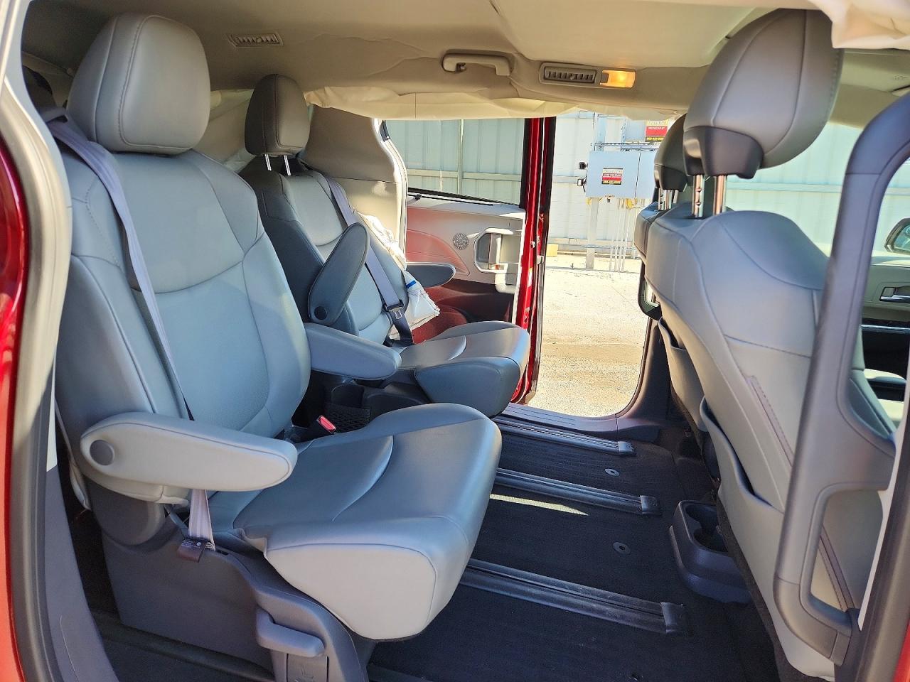2021 TOYOTA SIENNA XLE photo 31