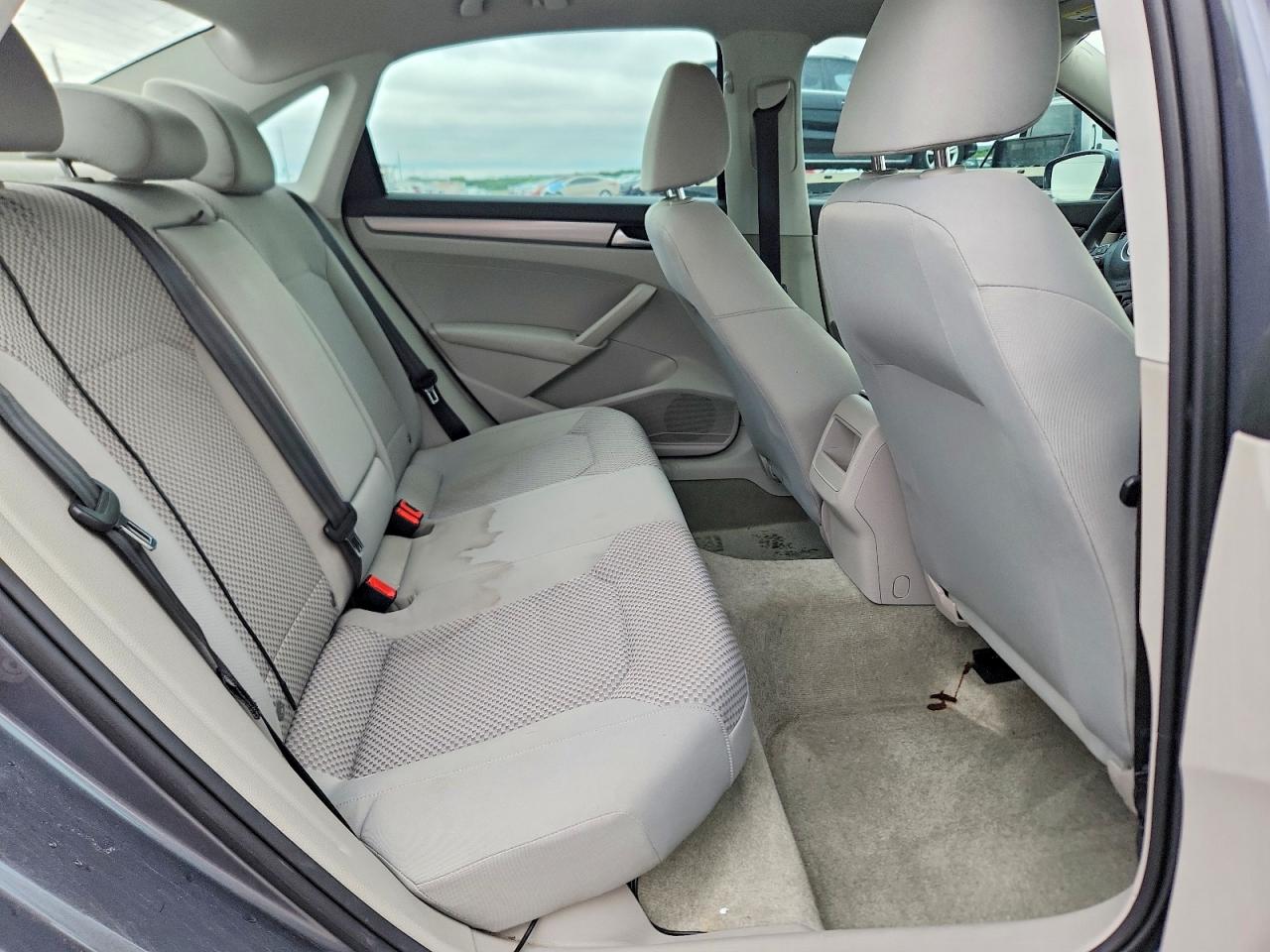 2015 VOLKSWAGEN PASSAT S photo 19