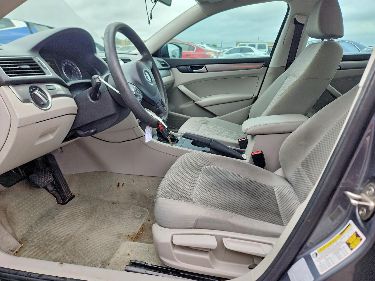 2015 VOLKSWAGEN PASSAT S photo 13