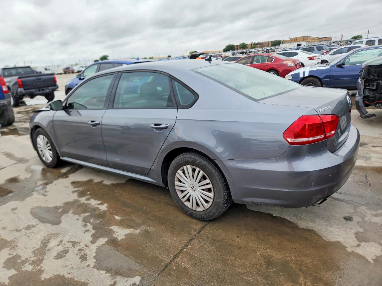 2015 VOLKSWAGEN PASSAT S photo 3