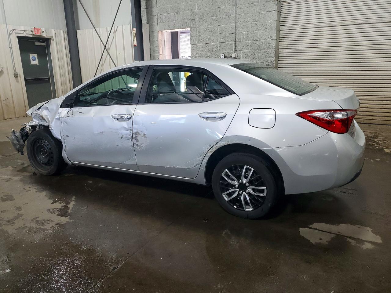 2015 TOYOTA COROLLA LE photo 2