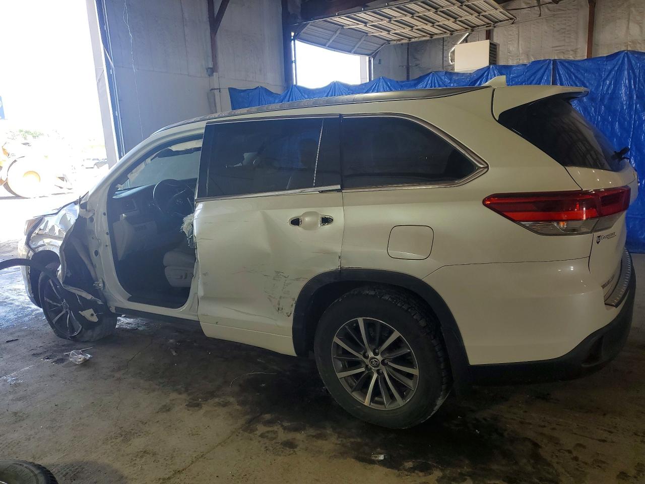 2018 TOYOTA HIGHLANDER XLE photo 4