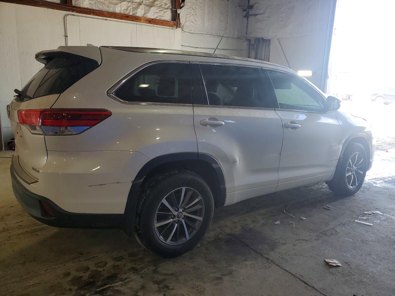 2018 TOYOTA HIGHLANDER XLE photo 7