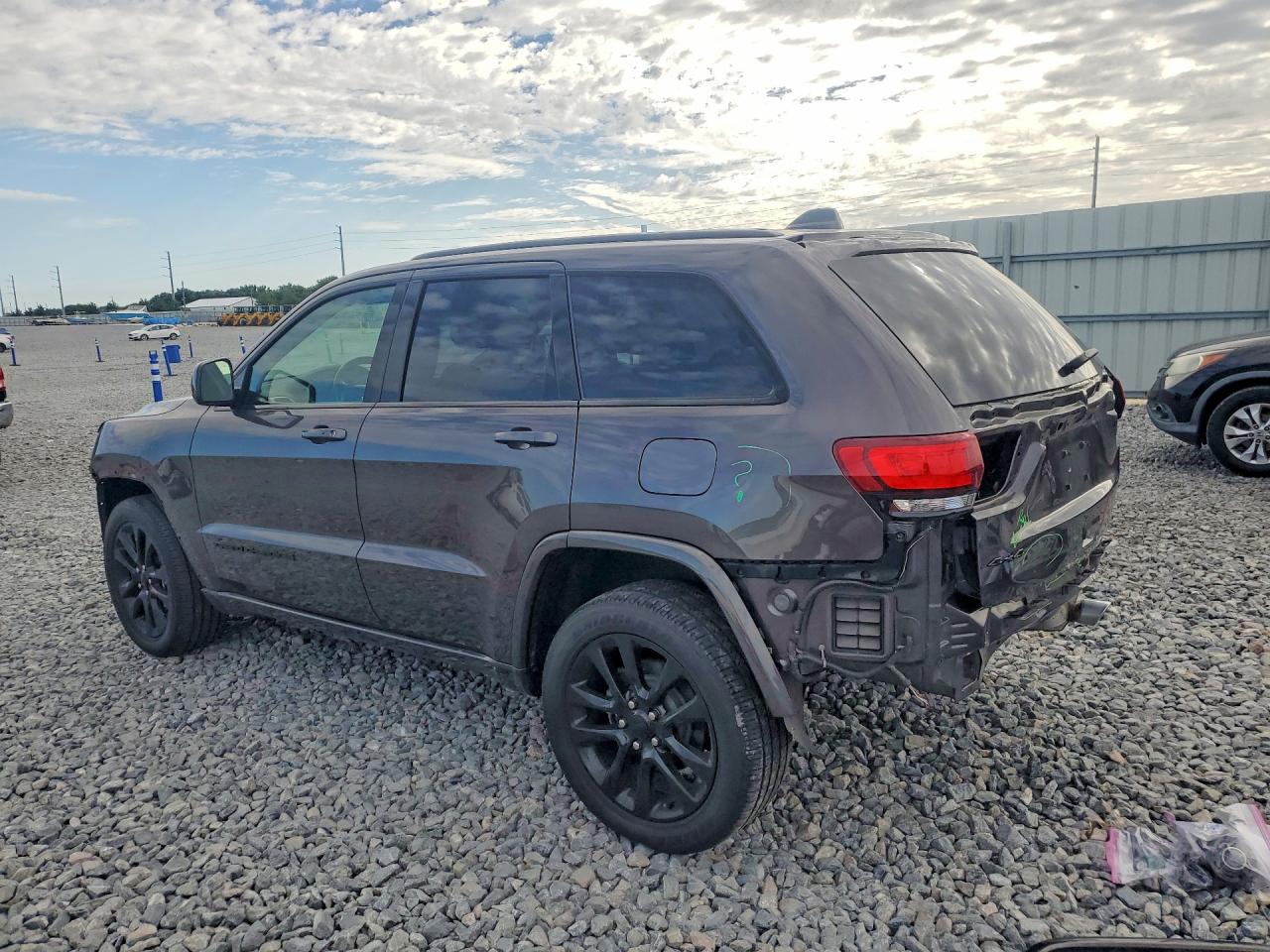2020 JEEP GRAND CHEROKEE LAREDO photo 2