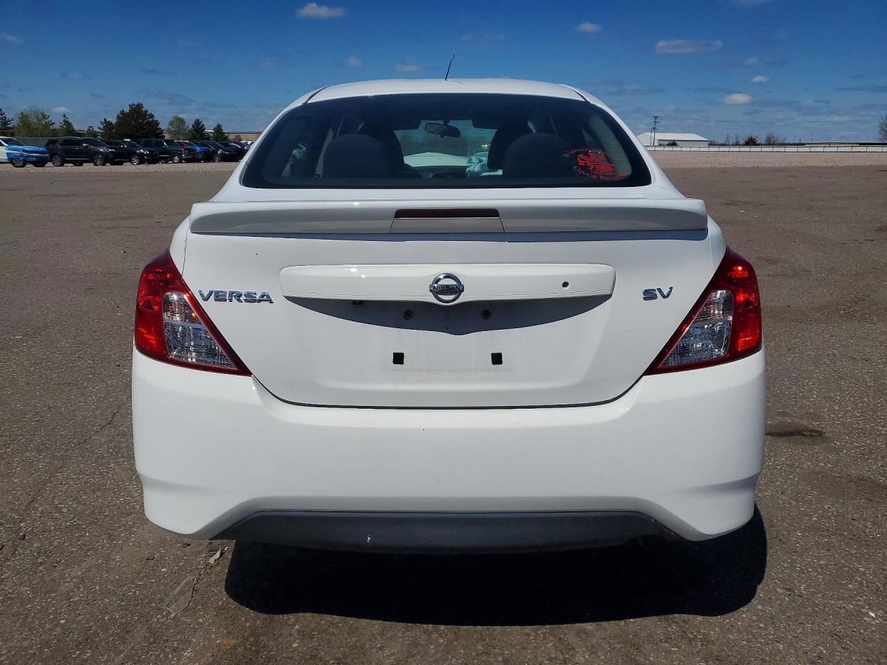 2019 NISSAN VERSA SV photo 11