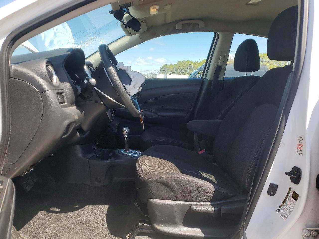 2019 NISSAN VERSA SV photo 13