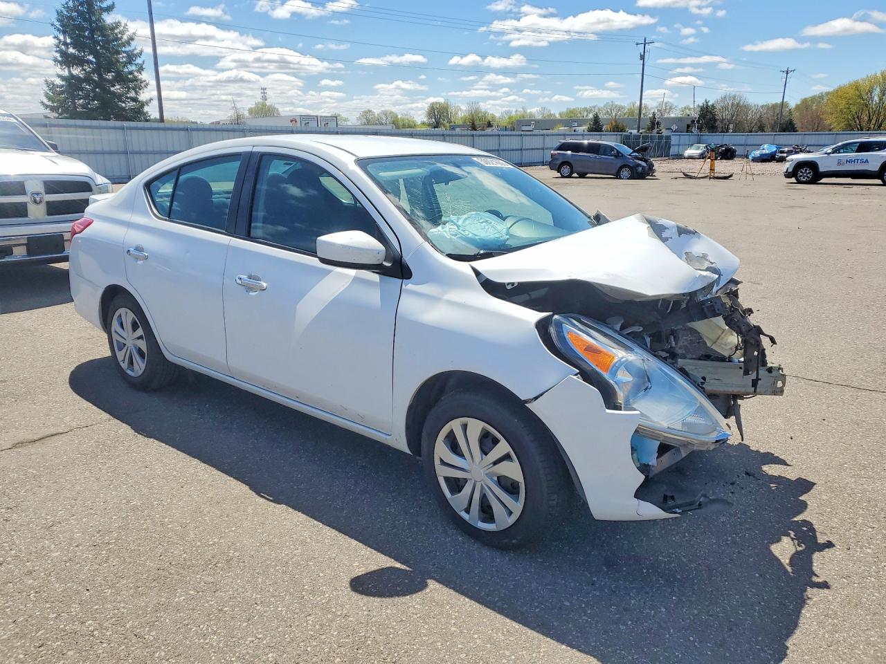 2019 NISSAN VERSA SV photo 7