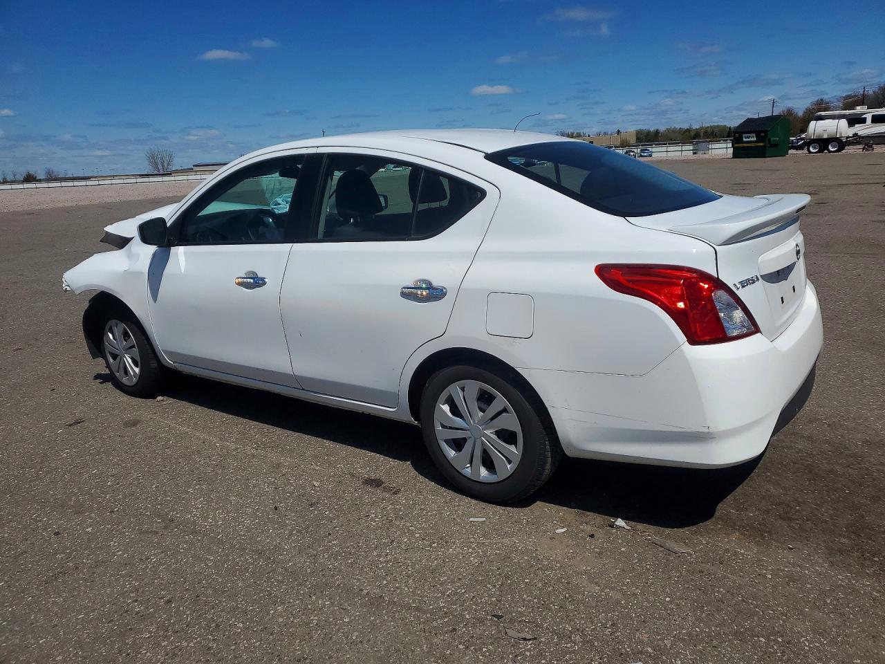 2019 NISSAN VERSA SV photo 3