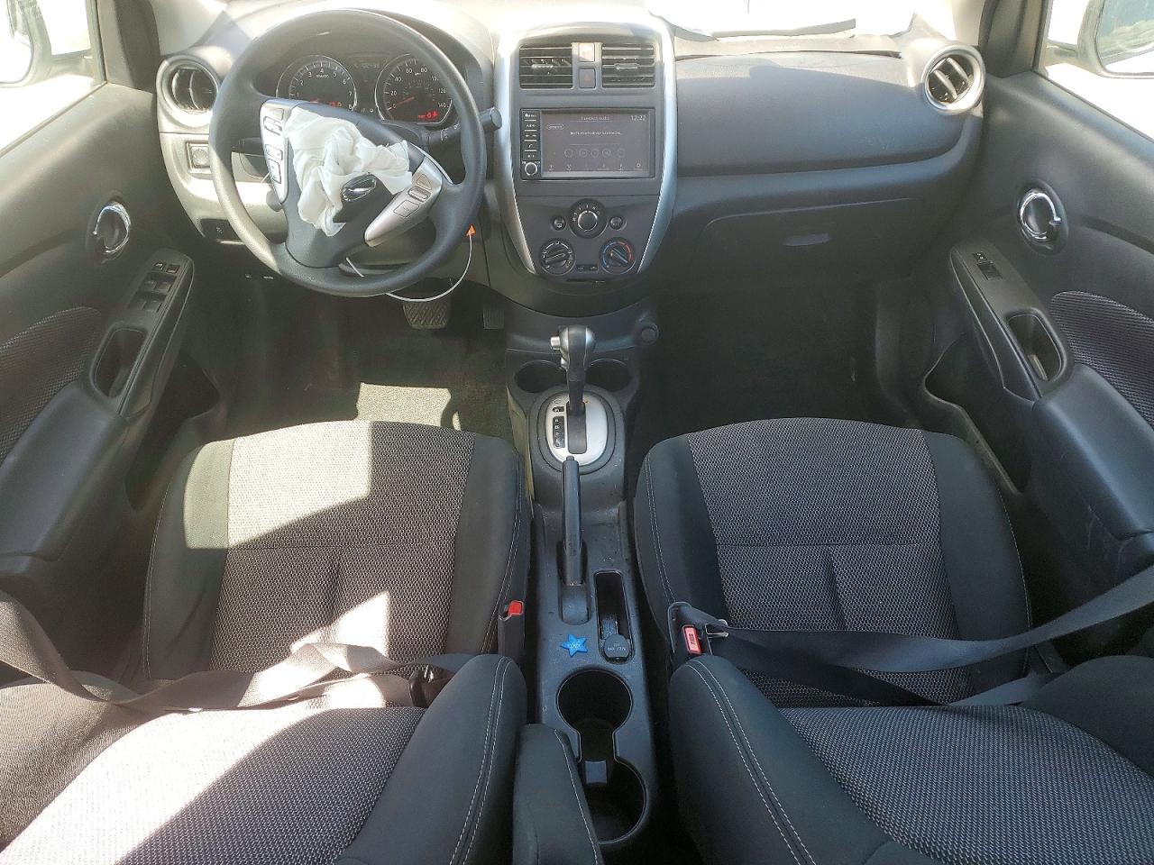 2019 NISSAN VERSA SV photo 15