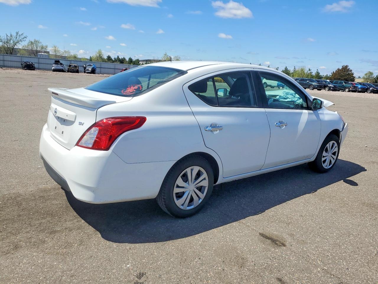 2019 NISSAN VERSA SV photo 5
