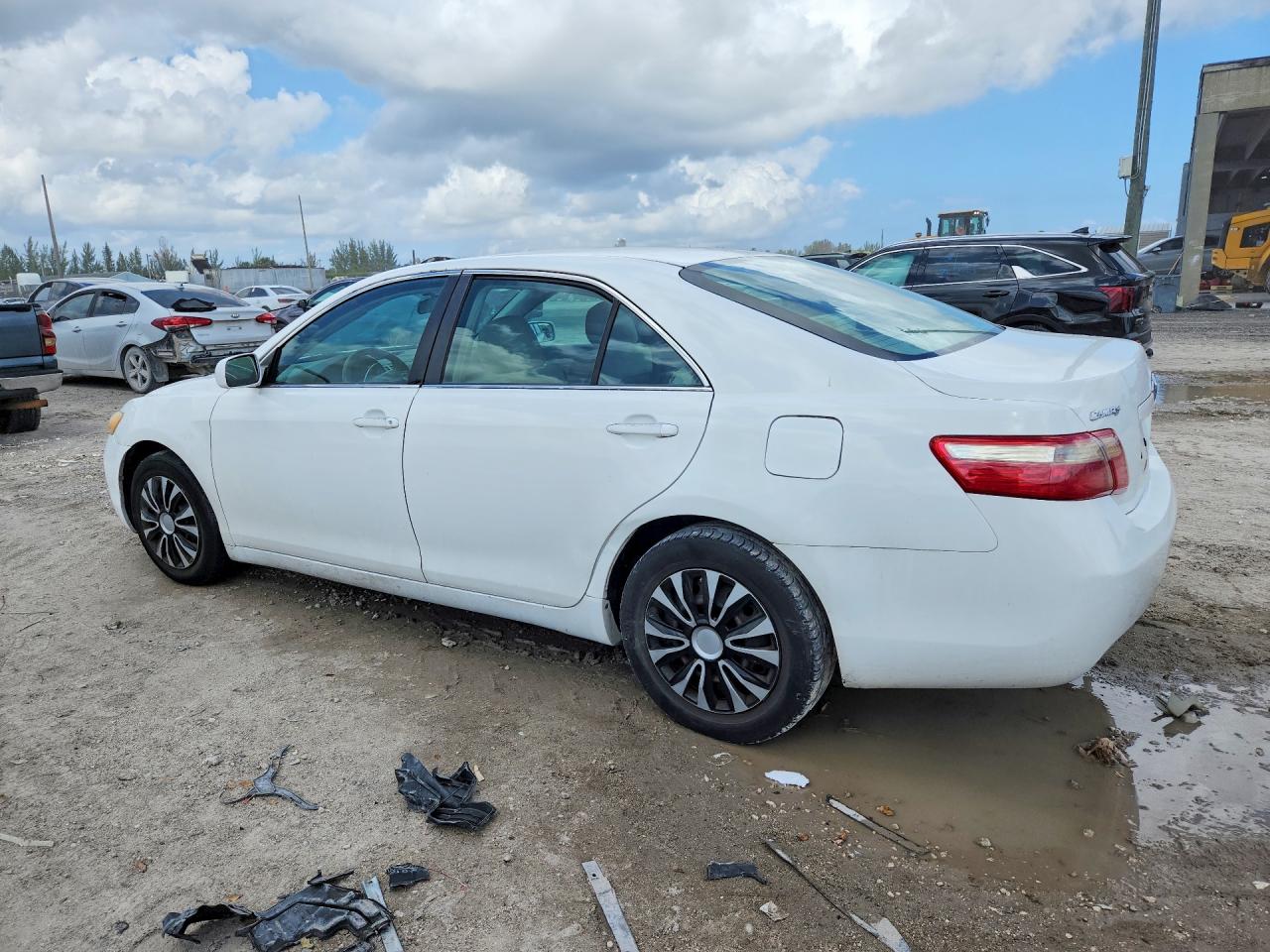 2009 TOYOTA CAMRY LE photo 3