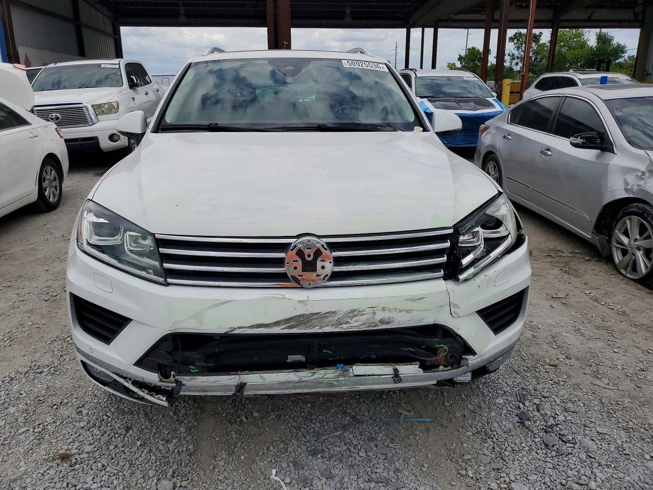 2017 VOLKSWAGEN TOUAREG EXECUTIVE photo 9