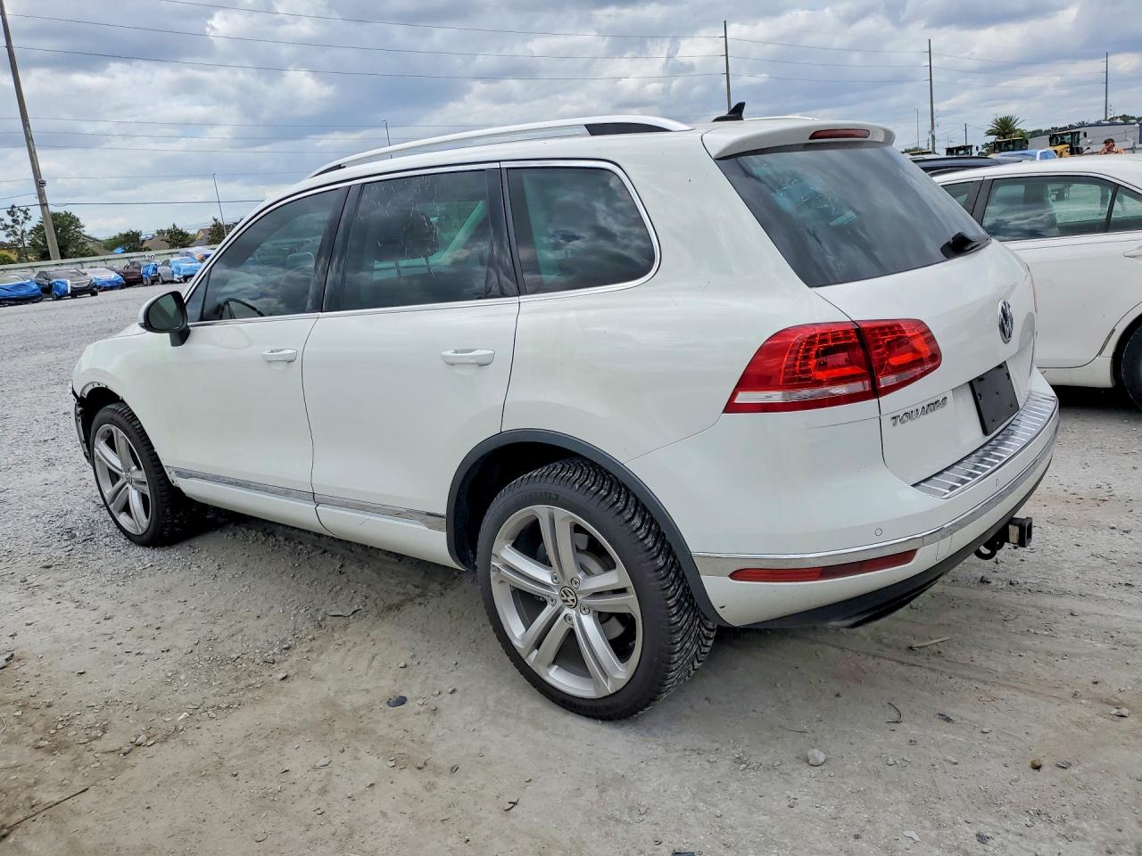2017 VOLKSWAGEN TOUAREG EXECUTIVE photo 3
