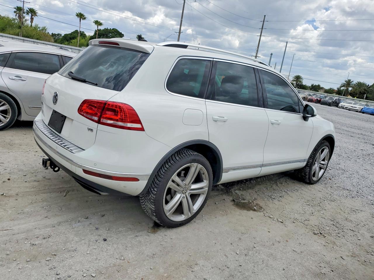 2017 VOLKSWAGEN TOUAREG EXECUTIVE photo 5