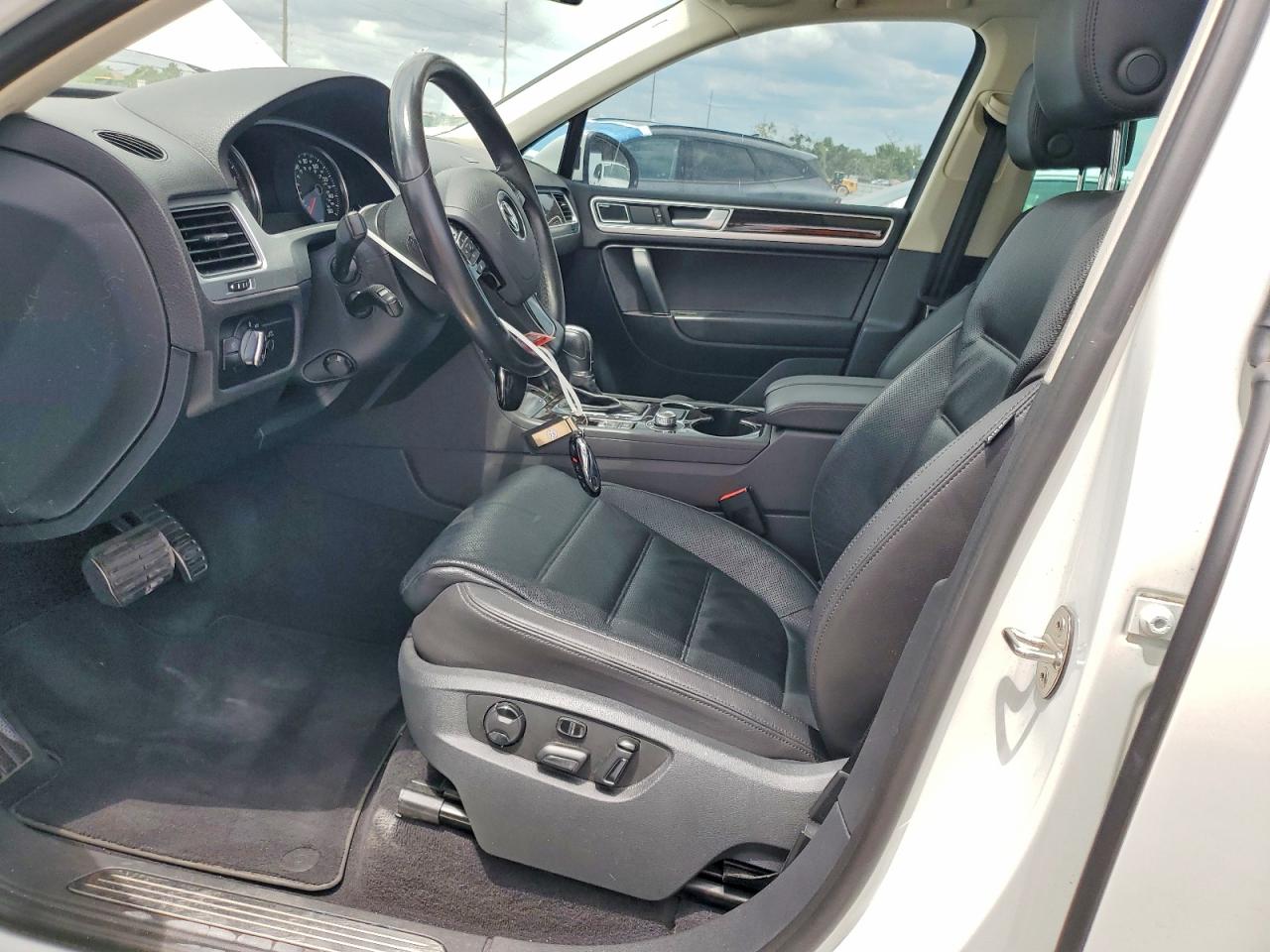2017 VOLKSWAGEN TOUAREG EXECUTIVE photo 13