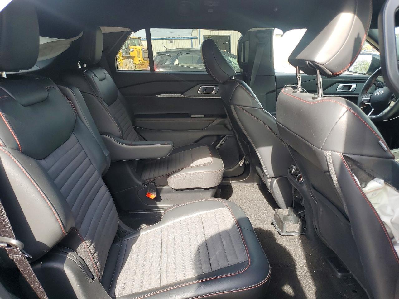 2025 FORD EXPLORER ST-LINE photo 31