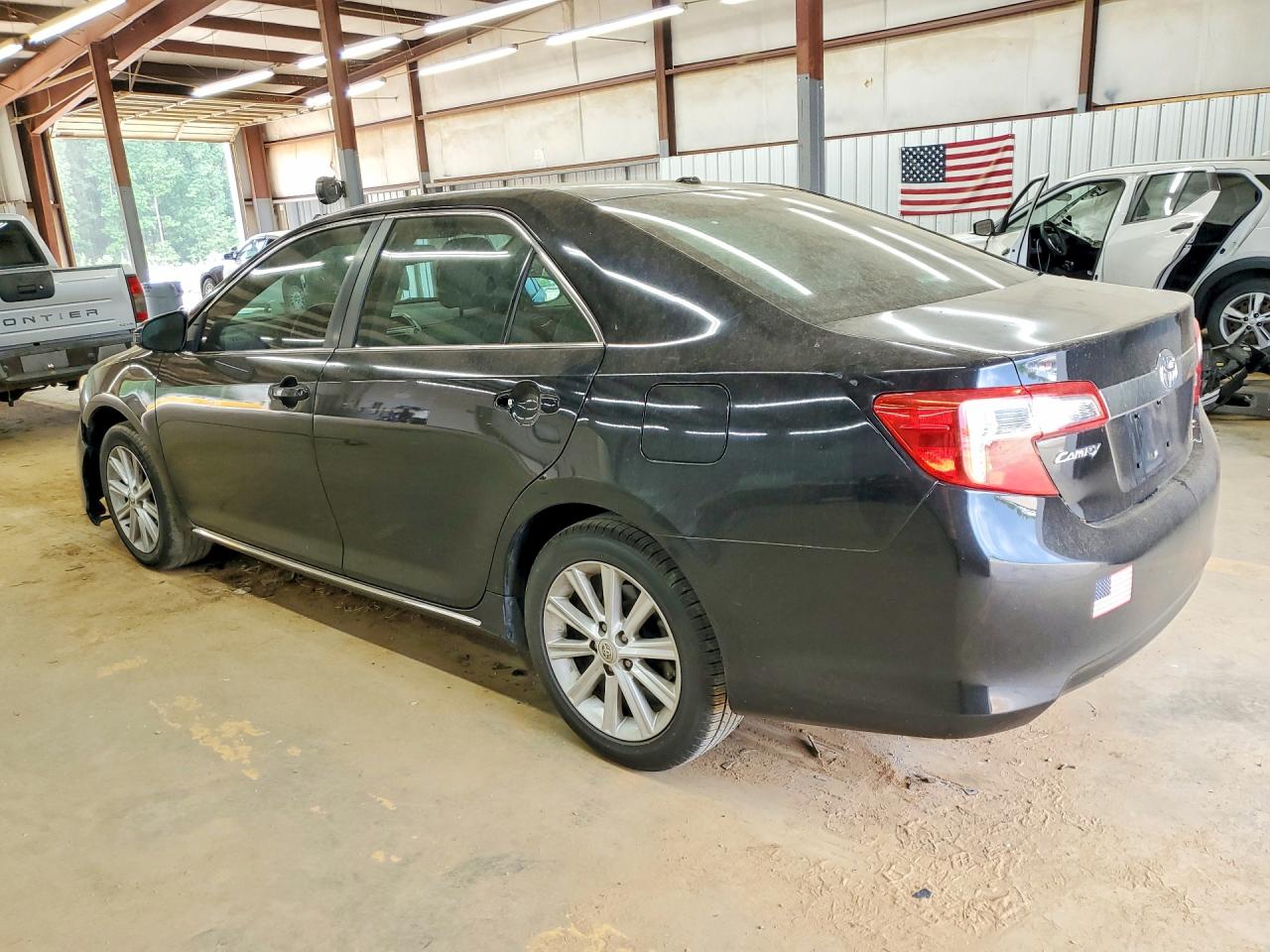 2014 TOYOTA CAMRY XLE photo 3