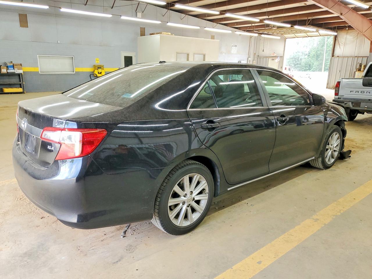 2014 TOYOTA CAMRY XLE photo 5