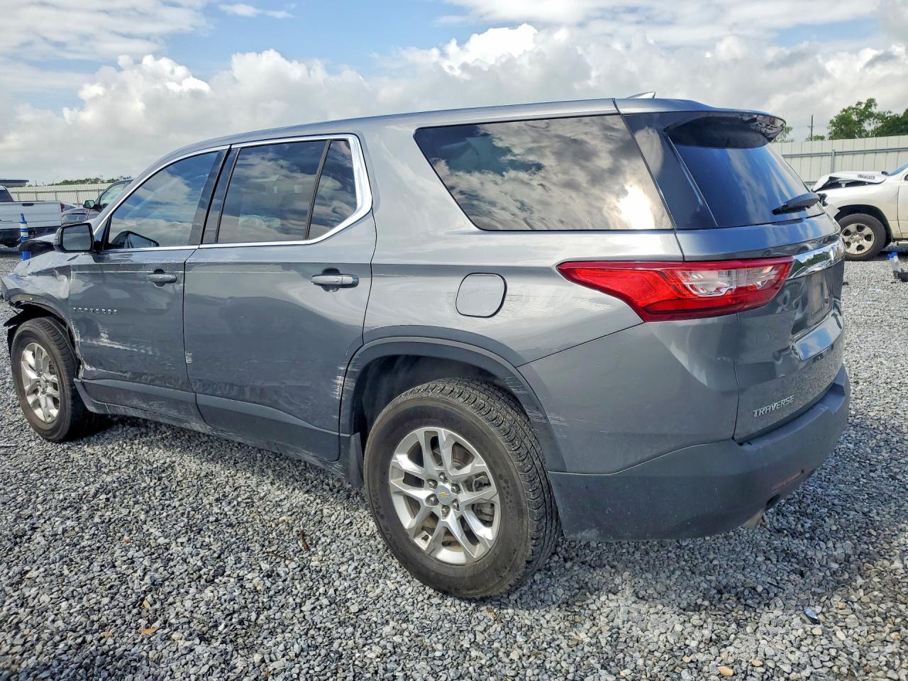 2020 CHEVROLET TRAVERSE LS photo 4
