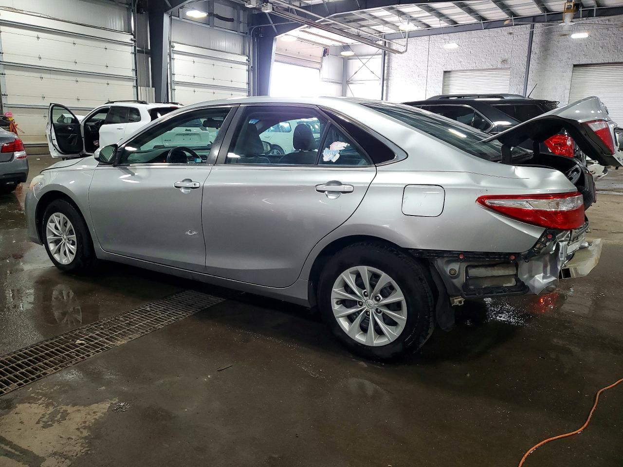 2015 TOYOTA CAMRY LE photo 2