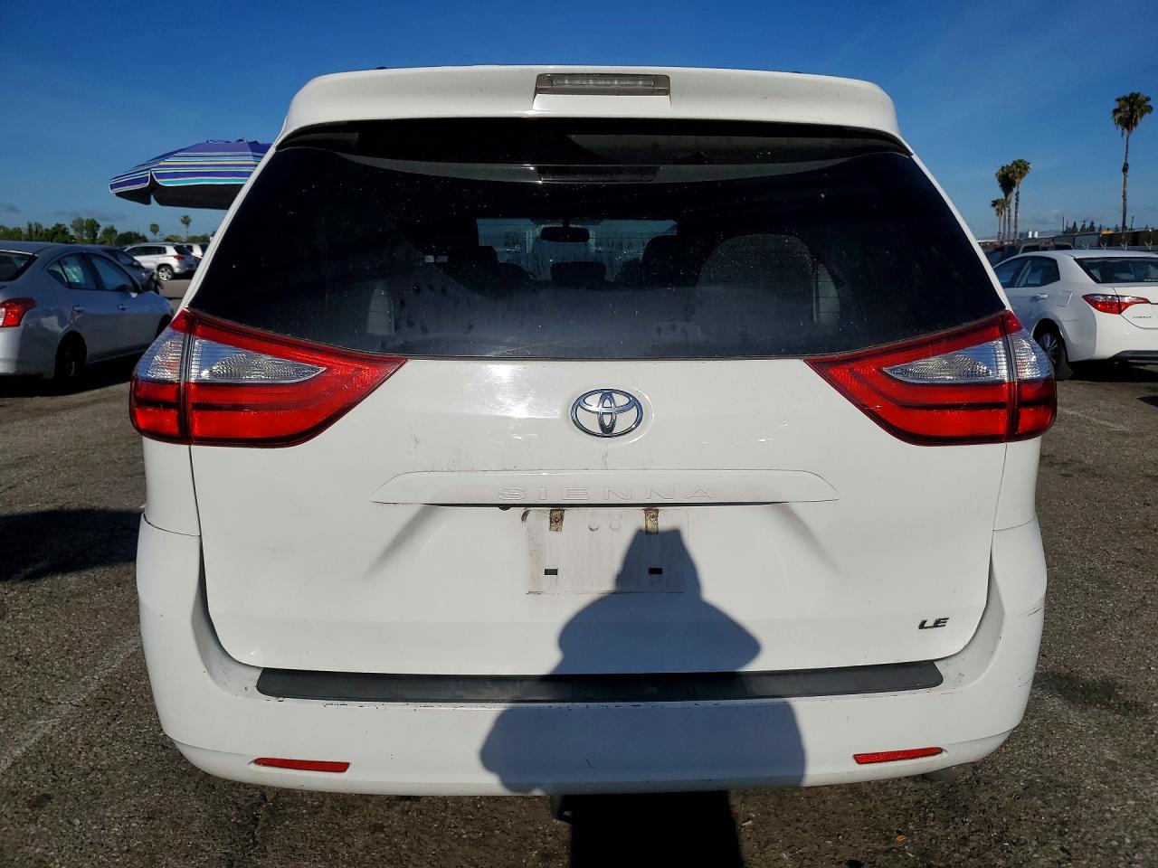 2017 TOYOTA SIENNA LE photo 11