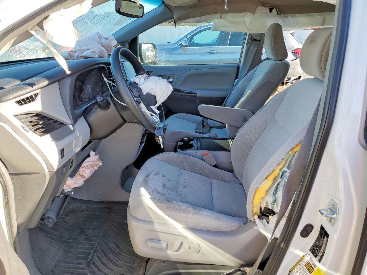 2017 TOYOTA SIENNA LE photo 13