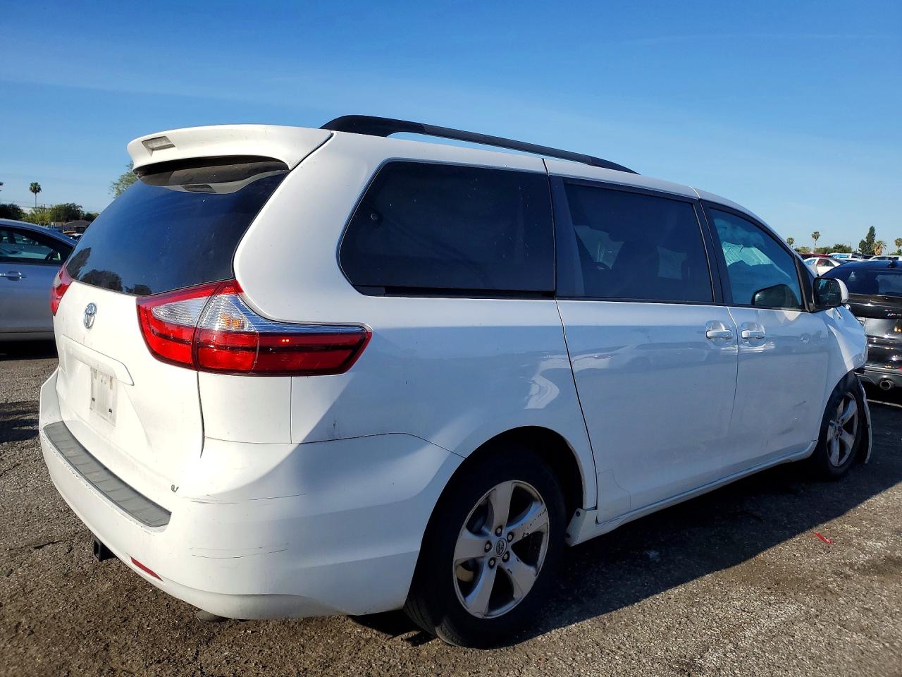 2017 TOYOTA SIENNA LE photo 5