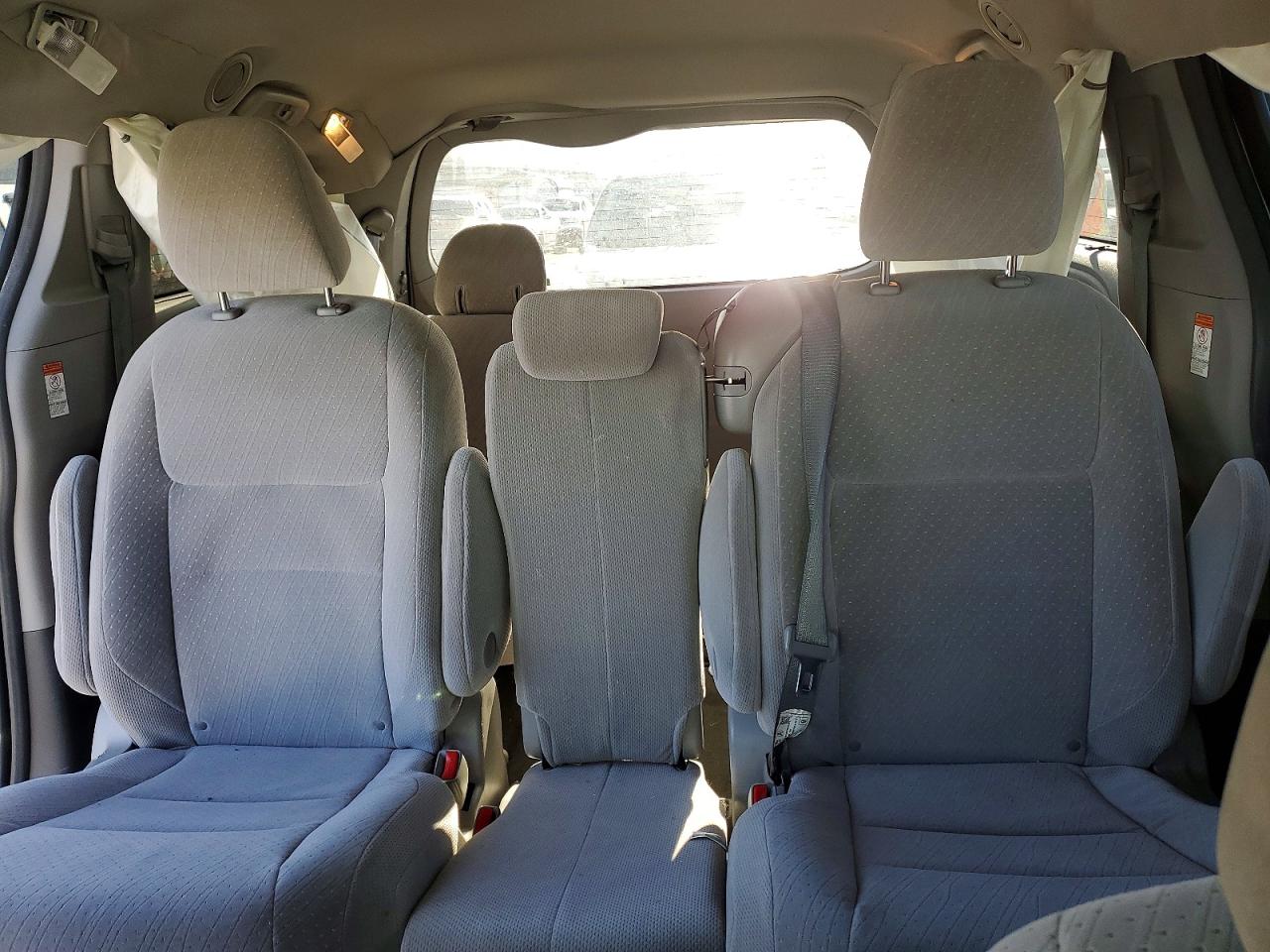 2017 TOYOTA SIENNA LE photo 19